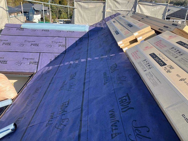 防水シートの敷き込み